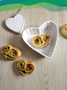 Vegane Pesto-Herzen 12 Vegane Herz-Pesto-Rollen auf Teller