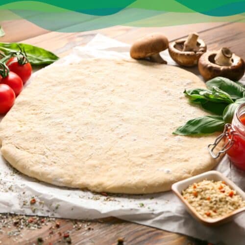 Veganer Pizzateig Grundrezept 5 veganer Pizzateig ausgerollt auf Tisch