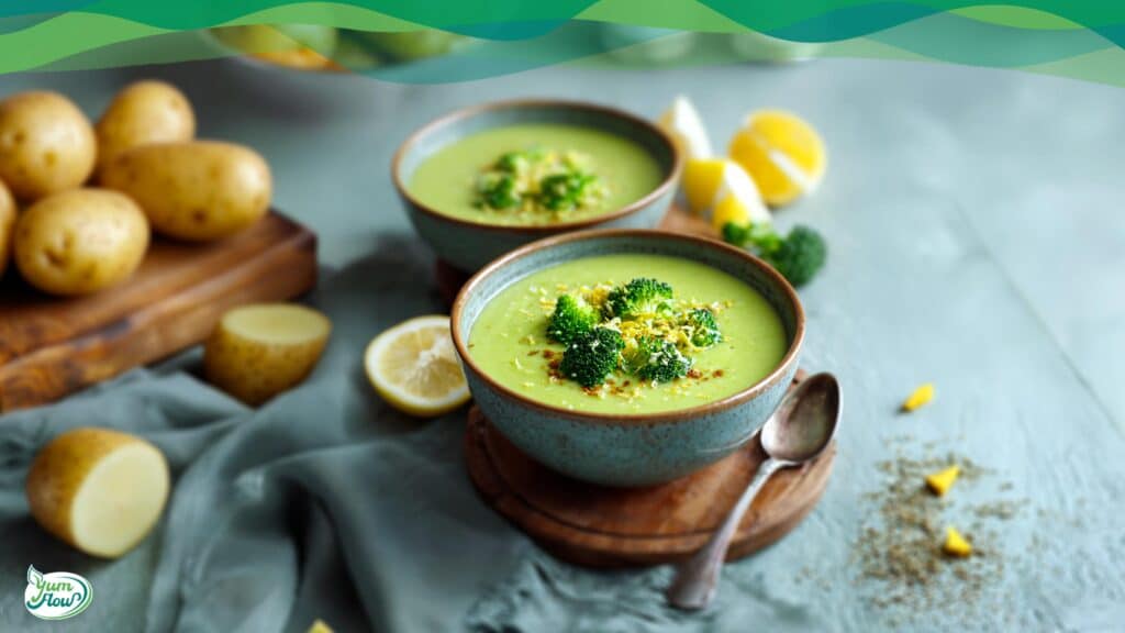 Grüne Brokkoli-Creme-Suppe vegan in Schalen