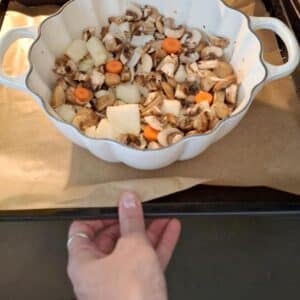 Gemüse in einer Schüssel vorbereitet für vegane vegetarische bratensoße