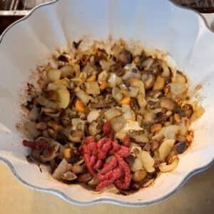 Gemüse und Tomatenmark in Schüssel gemischt für vegane vegetarische bratensoße