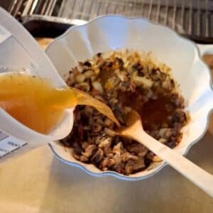 vegane vegetarische bratensoße wird zubereitet.