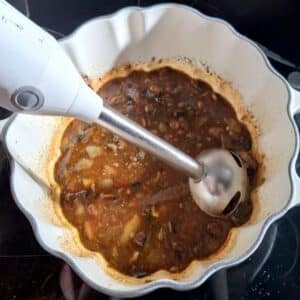 vegane vegetarische bratensoße wird püriert.