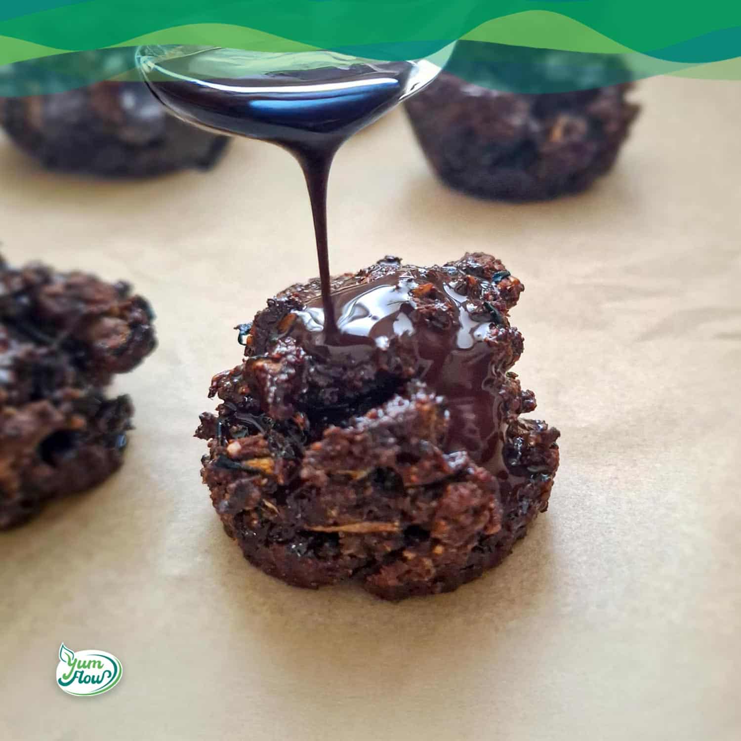 Vegane Low Carb Mini-Schoko-Muffins 13 low carb mini schoko muffins werden mit Schokoladensauce übergossen