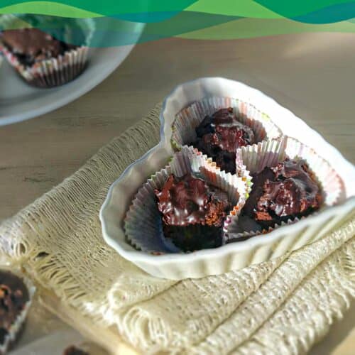 Vegane Low Carb Mini-Schoko-Muffins 8 vegane low carb mini-schoko-muffins in Herzform serviert.