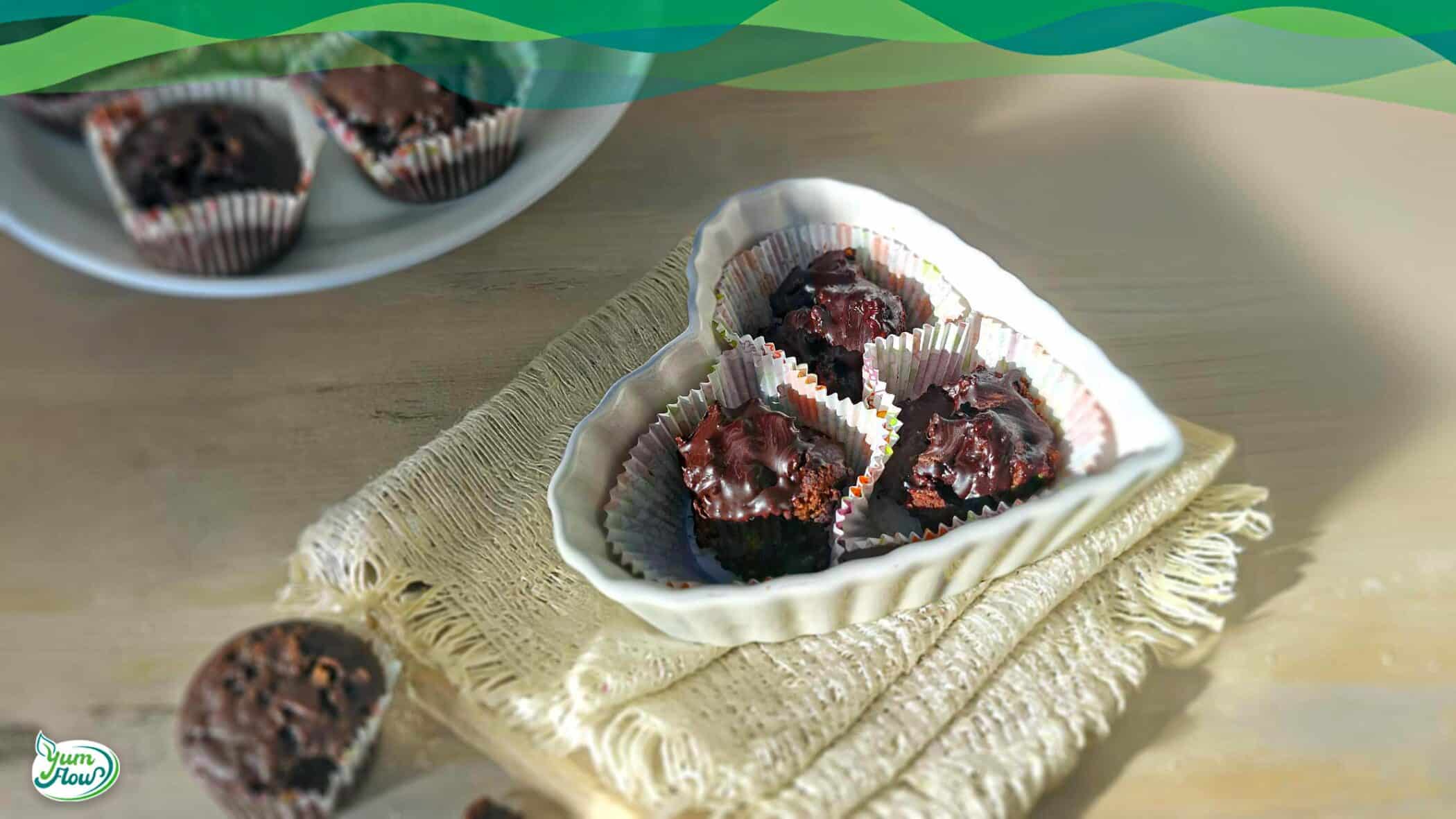 Vegane Low Carb Mini-Schoko-Muffins 11 vegane low carb mini-schoko-muffins in Herzform serviert.