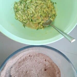 Vegane Low Carb Mini-Schoko-Muffins 14 Zucchini-Mischung und trockene Zutaten für vegane low carb mini schoko muffins