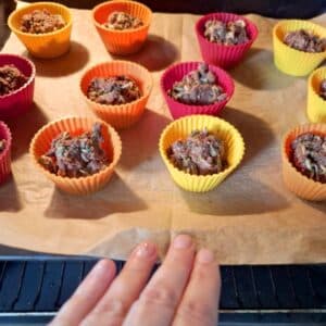 Vegane Low Carb Mini-Schoko-Muffins 15 Bunte Muffinförmchen mit Teigfüllung für vegane low carb mini schoko muffins