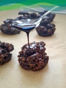 Vegane Low Carb Mini-Schoko-Muffins 12 vegane low carb mini schoko muffins mit Schokoladensoße