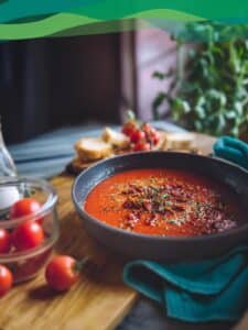 Schüssel mit veganer / vegetarischer Tomatensuppe und Zutaten