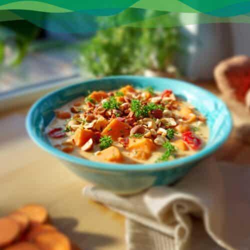 Erdnuss-Süßkartoffel-Curry vegan 2 Erdnuss-Süßkartoffel-Curry vegan in einem Teller angerichtet