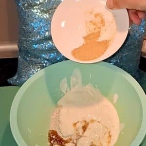 Zitronenkuchen vegan glutenfrei 14 Zutaten werden in Schüssel gemischt für veganen Zitronenkuchen