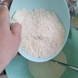 Mehl in einer Schüssel halten für veganen glutenfreien Marmorkuchen