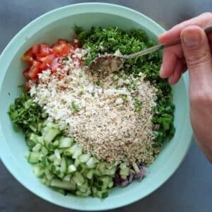 Low Carb Tabouleh vegan 11 Frischer Low Carb Tabouleh Salat mit verschiedenen Zutaten