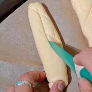 Vegane Laugenstangen mit Tofu-Creme 14 Hände formen Teig mit einem Messer