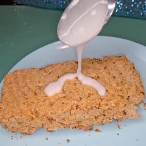 Zitronenkuchen vegan glutenfrei 15 Veganer Zitronenkcuehn mit weißer Glasur übergossen