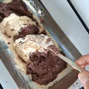 Schokoladen- und Vanilleteig Mischung für veganen glutenfreien MArmorkuchen Low Carb