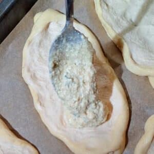 Vegane Laugenstangen mit Tofu-Creme 16 Teig mit Füllung auf Backblech