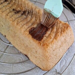 veganer glutenfreier MArmorKuchen Low Carb wird mit Schokolade bestrichen.