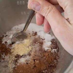 Karotten-Kuchen vegan 14 Zutaten für den veganen Karotten-Kuchen werden in einer Schüssel gemischt.