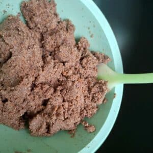 Karotten-Kuchen vegan 16 Schokoladige Teig-Mischung in einer Schüssel für den Karotten-Kuchen vegan