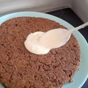 Karotten-Kuchen vegan 17 Veganen Karotten-Kuchen mit Creme bestreichen