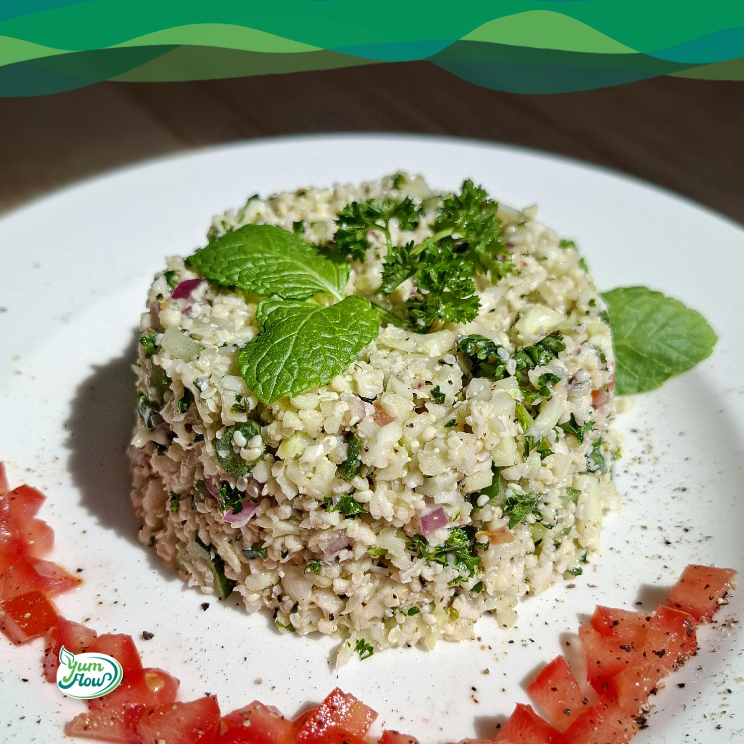Veganes Low Carb Blumenkohl Tabouleh mit frischen Kräutern