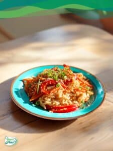 Bunte asiatische Reispfanne und Erdnuss-Sauce mit Gemüse