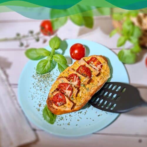 Vegane Laugenstangen mit Tofu-Creme 1 Vegane Laugenstange mit Tomaten und Basilikum