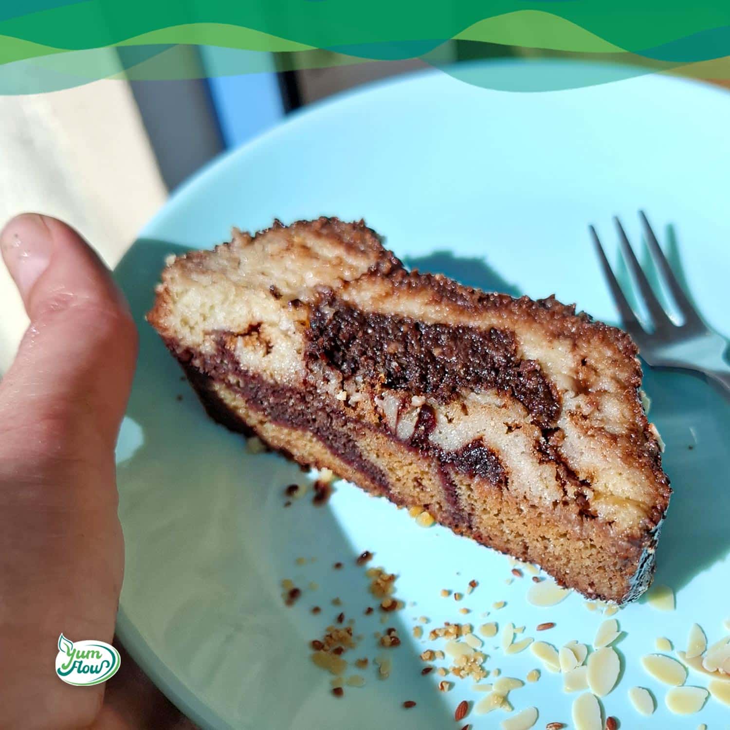 Stück veganer glutenfreier Marmorkuchen Low Carb auf Teller