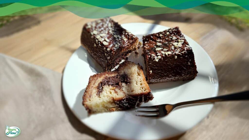 Veganer glutenfreier Marmorkuchen 2 Veganer glutenfreier Marmorkuchen Low Carb auf einem Teller