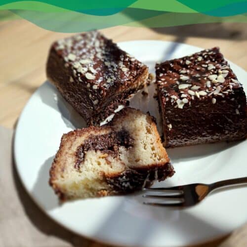 Veganer glutenfreier Marmorkuchen 1 Veganer glutenfreier Marmorkuchen Low Carb auf einem Teller