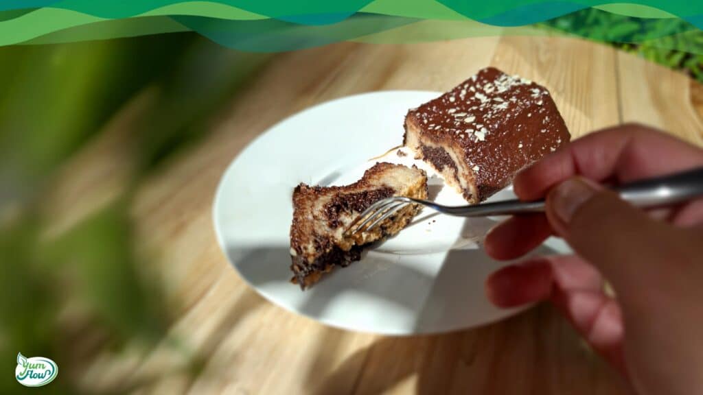 Veganer glutenfreier Marmorkuchen 18 Gabel steckt in veganem glutenfreien Low Carb Marmorkuchen auf Teller.