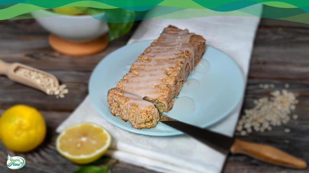 Zitronenkuchen vegan glutenfrei 16 Veganer Zitronenkuchen mit Haferflocken auf Teller