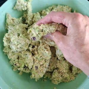 Brokkoli Nuggets 14 Händisches Mischen von Teigmasse für vegane Brokkoli Nuggets