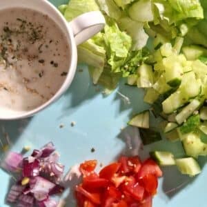 Veganer Döner mit Blumenkohl 16 Gemüse und Dip auf einem Teller