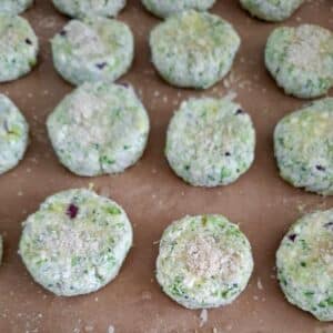 Brokkoli Nuggets 15 Brokkoli Nuggets vegan auf Backpapier angeordnet.