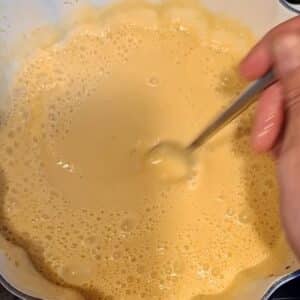 Vegane Käsesauce 15 Vegane Käsesauce in einer Schüssel rühren