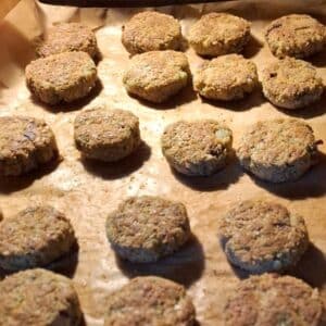 Brokkoli Nuggets 16 Brokkoli Nuggets vegan auf Backpapier gebacken
