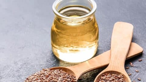 Omega 3 vegan 13 Leinsamen und Leinsamenöl in Löffeln