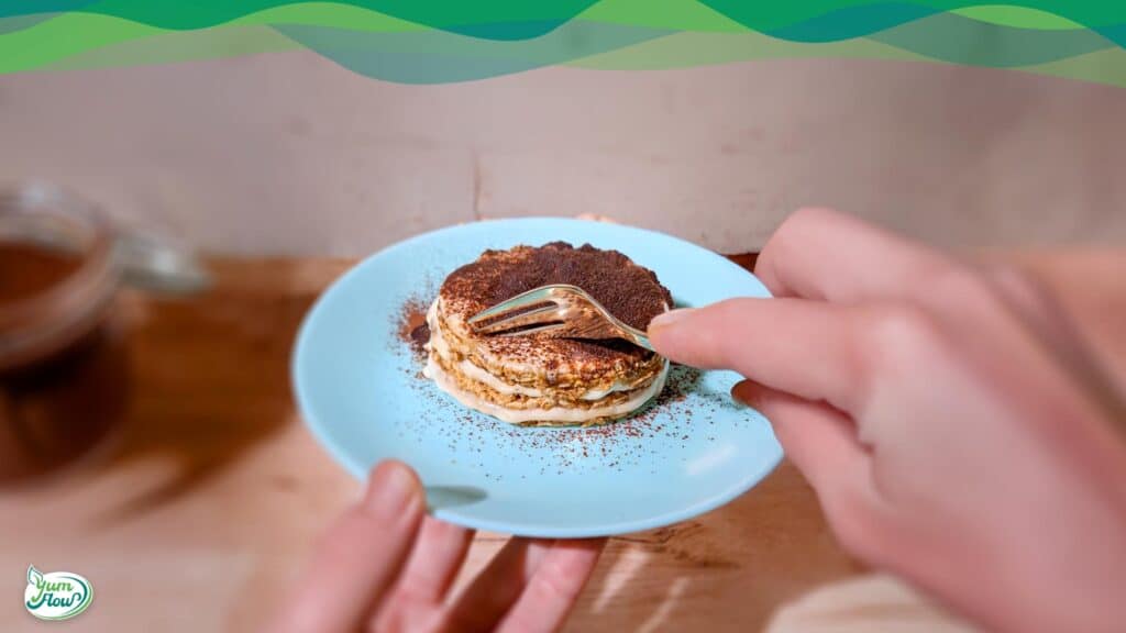 Reiswaffel Tiramisu 17 Reiswaffel Tiramisu vegan auf blauem Teller