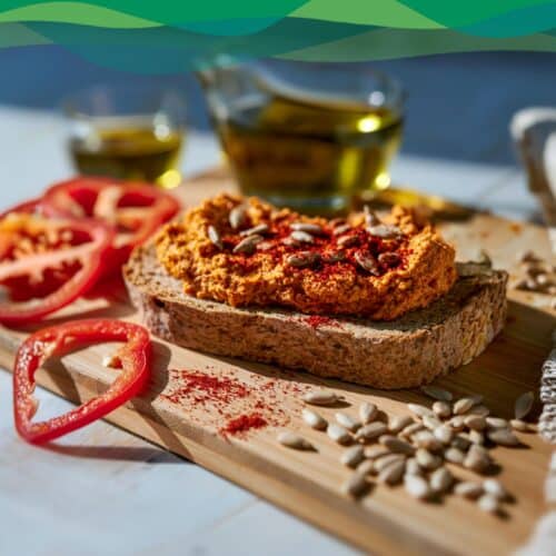 Sonnenblumen Paprika Aufstrich 1 Sonnenblumen Paprika Aufstrich vegan auf Holzbrett