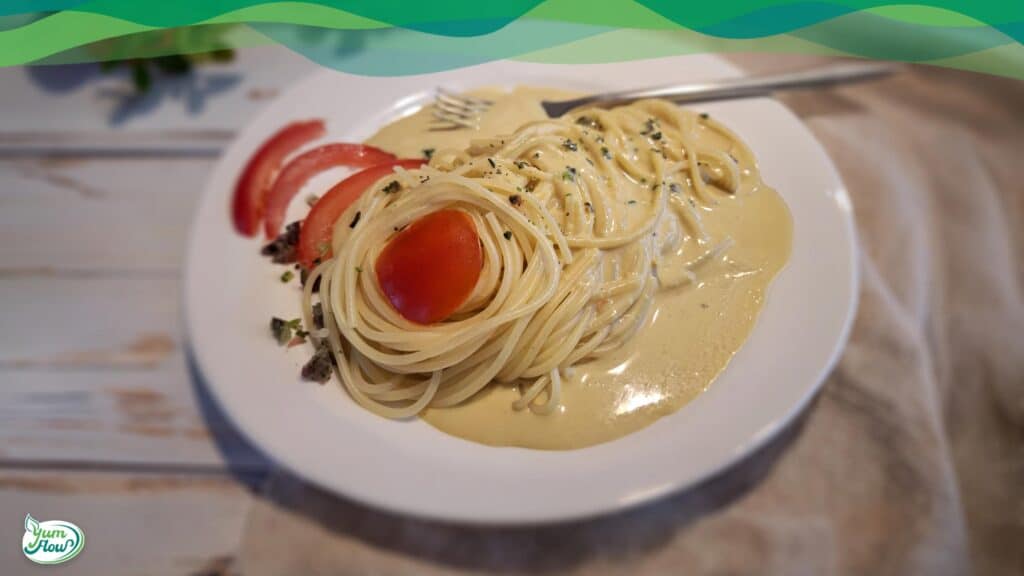 Spaghetti mit veganer Käsesauce und Tomaten