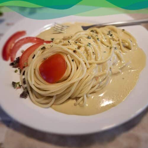 Vegane Käsesauce 1 Spaghetti mit veganer Käsesauce und Tomaten