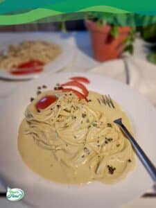 Vegane Käsesauce 12 Pasta mit veganer Käsesauce und Tomaten