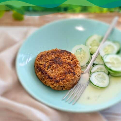 Veganes Patty 2 Veganer Patty mit Gurkenscheiben