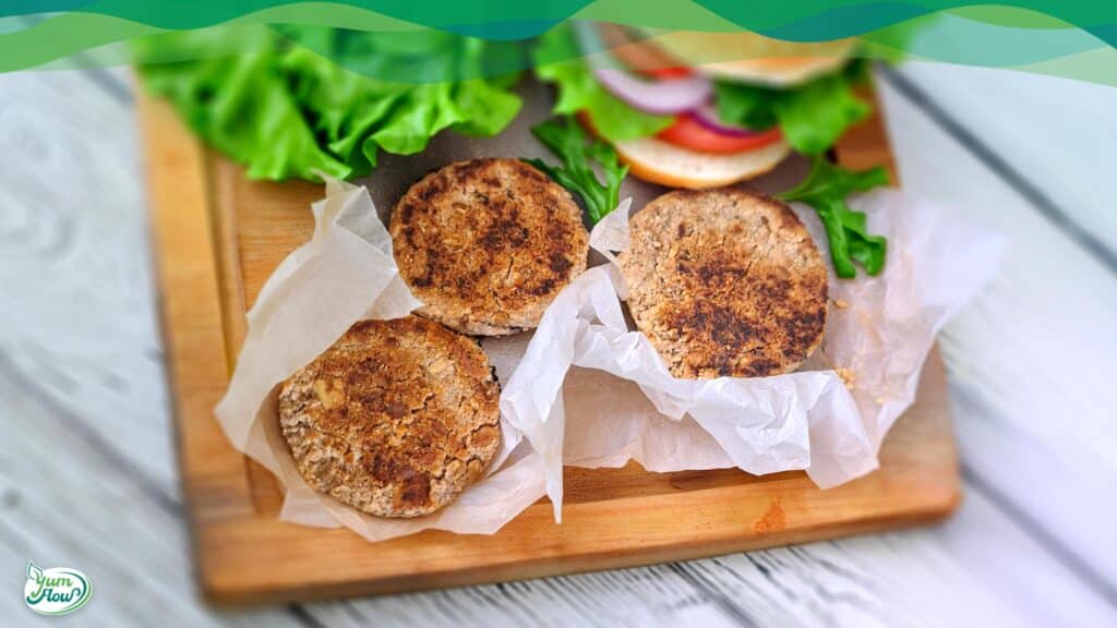 Veganes Patty 17 Drei vegane Patties auf Holzbrett