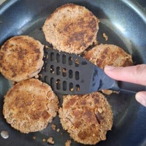 Veganes Patty 16 Vegane Patties in der Pfanne braten