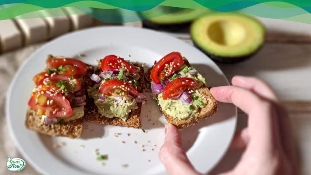 Avocado Toast vegan ohne Brot 17 veganer Avocado Toast aus Tofu mit Tomaten und Zwiebeln