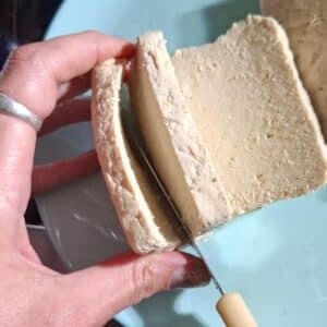 Avocado Toast vegan ohne Brot 14 Tofu wird in Scheiben geschnitten.